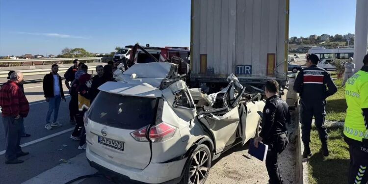 Minik avtomobili parklanmış vəziyyətdə olan TIR-a çırpıldı: 1 ölü