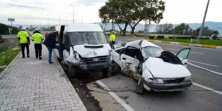 Mikroavtobus və minik avtomobili toqquşdu: 1 ölü, 4 yaralı