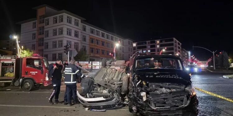 Minik avtomobili və iritututumlu avtomobil toqquşdu: 4 yaralı