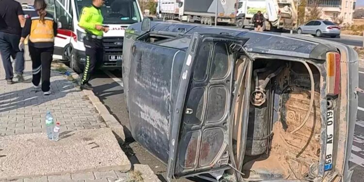 Minik avtomobili və TIR toqquşdu: 3 yaralı