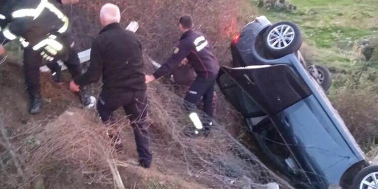 Avtomobil yol kənarına aşdı: 5 yaralı