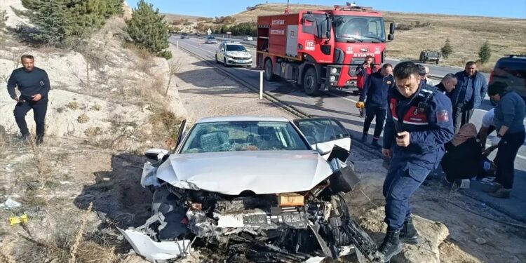 Avtomobil yol kənarına aşdı: 1 ölü, 2 yaralı