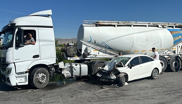 Minik avtomobili və tanker toqquşdu: 1 ölü, 4 yaralı