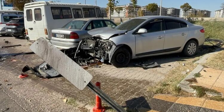 Minik avtomobili parklanmış vəziyyətdə olan avtomobillərlə çırpıldı: 2 yaralı