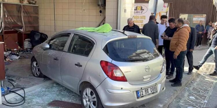 Avtomobil çörək sexinə çırpıldı: 4 yaralı