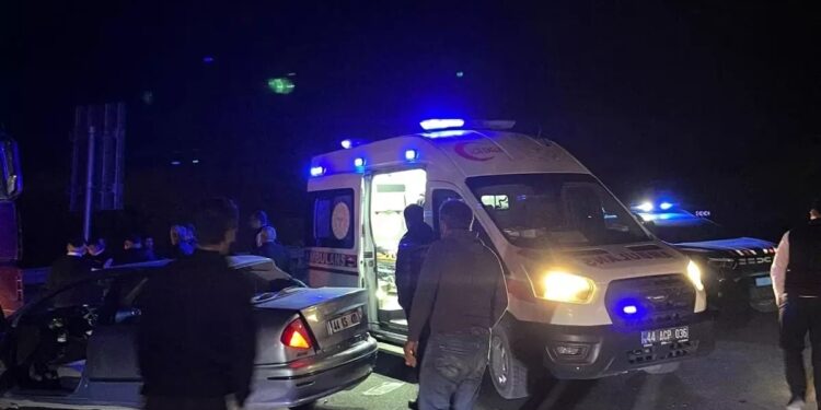 Minik avtomobili və TIR toqquşdu: 2 yaralı