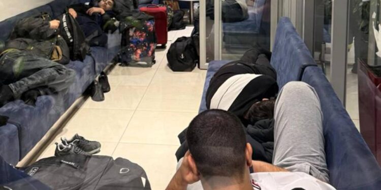 Azərbaycanlı tələbələr Moldova aeroportunda qalıb - XİN-dən açıqlama - FOTOLAR