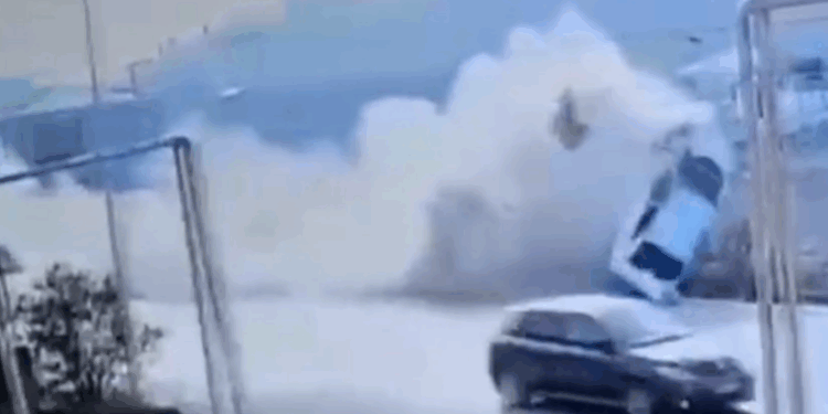 Bakıda dəhşətli qəza: Sürücü avtomobildən uçdu - ANBAAN VİDEO