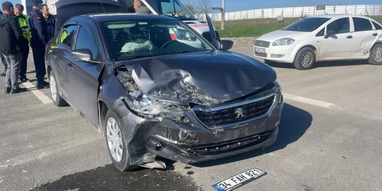 İki avtomobil toqquşdu: 8 yaralı