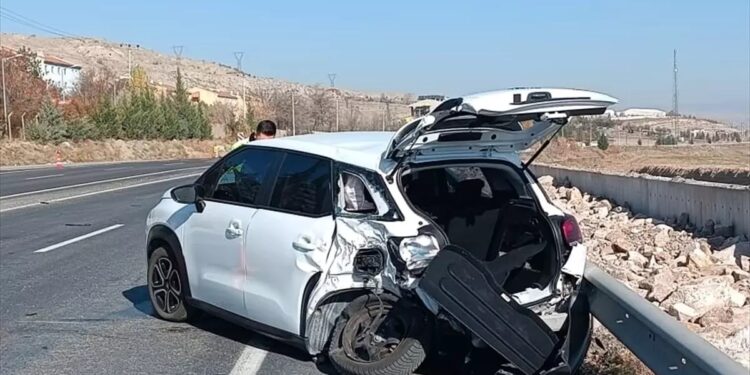 Minik avtomobili və təcili yardım avtomobili toqquşdu: 1 yaralı