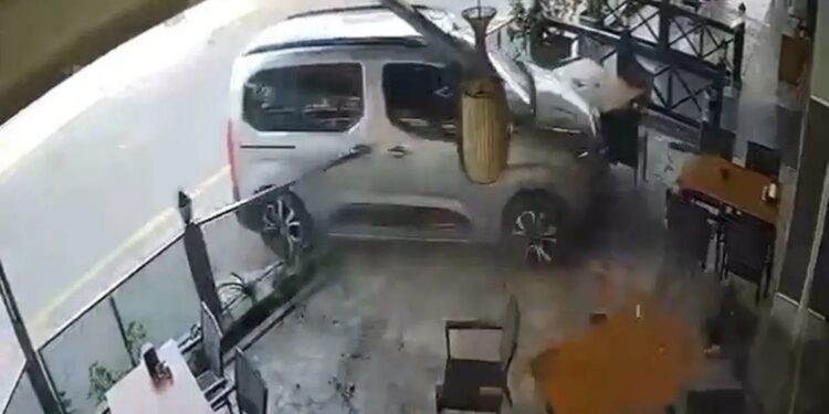 Avtomobil restorana çırpıldı: 15 yaşlı sürücü yaralandı