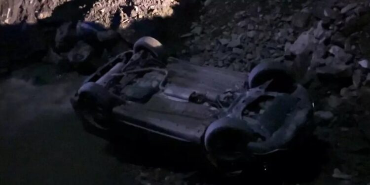 Avtomobil dərəyə aşdı: 2 yaralı