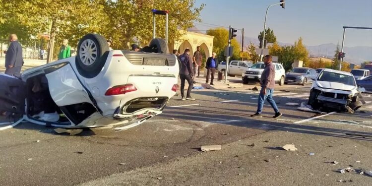 Avtomobil aşdı: 2 yaralı