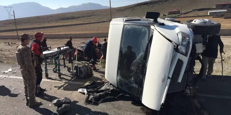 Minik avtomobili və mikroavtobus toqquşdu: 1 ölü, 2 yaralı