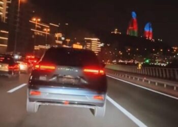 Nömrəni söküb maşını avtobus zolağında sürdü, saxlanıldı – FOTO