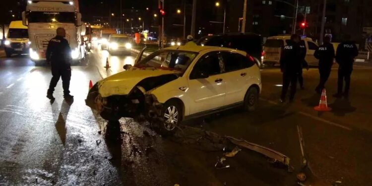 İki avtomobil toqquşdu: 3 yaralı