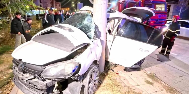 Avtomobil işıq dirəyinə çırpıldı: 2 yaralı