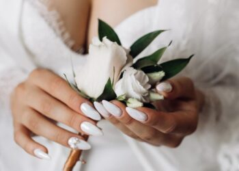 Gəlinin anası toyda kürəkəni HƏDƏLƏDİ: qızının ətəyini qaldırıb… – VİDEO