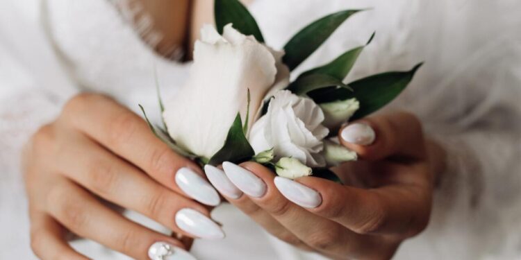 Gəlinin anası toyda kürəkəni HƏDƏLƏDİ: qızının ətəyini qaldırıb... - VİDEO