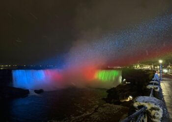 Niaqara şəlaləsi Azərbaycan bayrağının rənglərində! -FOTOLAR