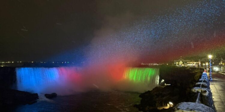 Niaqara şəlaləsi Azərbaycan bayrağının rənglərində! -FOTOLAR