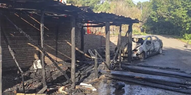 Qaraşda yanğın: Yanğın avtomobilə çırpıldı