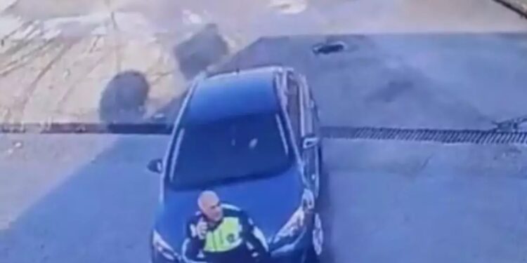 Minik avtomobili ilə polis məmurunu vurdu