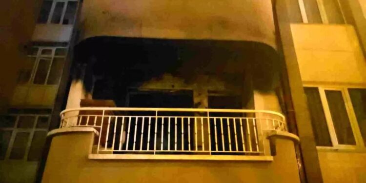 Bina yandı: 1 ölü, 2 yaralı