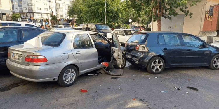 Avtomobil parklanmış avtomobillərə çırpıldı: 3 yaralı