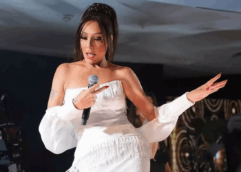 Türkiyəli müğənni səhnədə yaralandı – FOTO