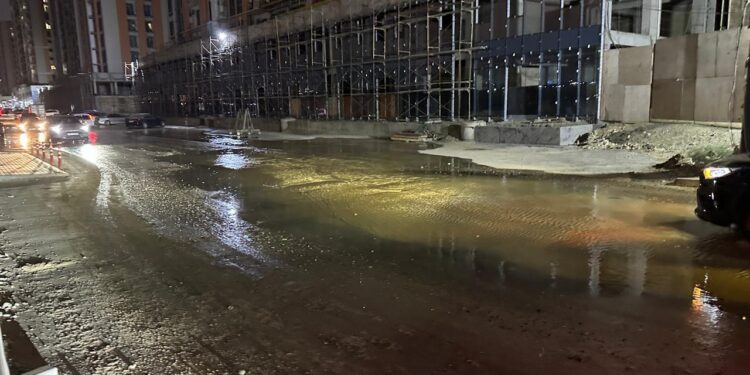 Bakıda su xətti partladı - böyük gölməçə yarandı - VİDEO - FOTOLAR