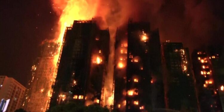 Honkonqda binada güclü yanğın - Çox sayda ölən və yaralanan var - VİDEO