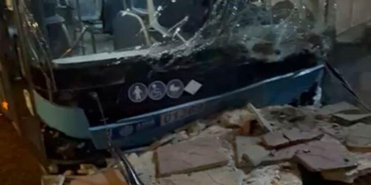 Biləcəridə 202 gül dükanına girdi - Xəsarət alanlar var - VİDEO