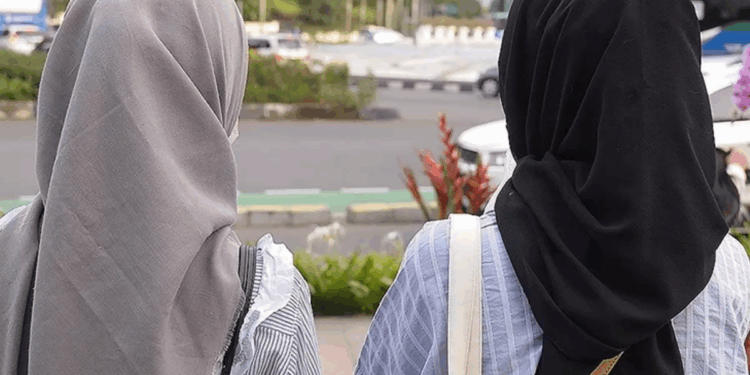 Əhalisinin 92 faizi müsəlmandır - Hicab qadağa edildi