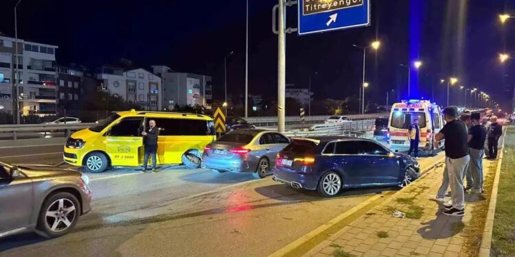 Minik avtomobili iritutumlu taksi ilə toqquşdu: 2 yaralı