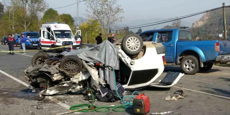 Minik avtomobili və yük maşını ilə toqquşdu: 1 ölü, 2 yaralı