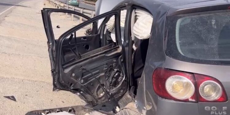 Avtomobil işıq dirəyinə çırpıldı: 2 yaralı