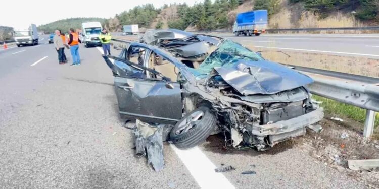 Minik avtomobili və yük maşını toqquşdu: 3 yaralı