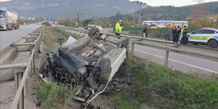 Avtomobil aşdı: 2 yaralı