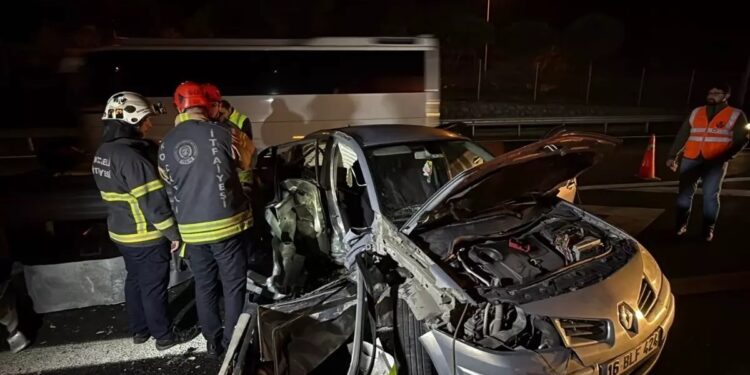 Minik avtomobili əvvəl baryerə, sonra isə TIR-a çırpıldı: 6 yaralı