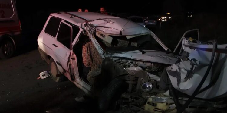 Sərxoş sürücü avtomobili işıq dirəyinə çırpıdı: Ana və qıza yaralandı