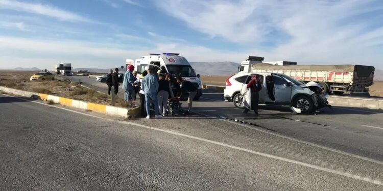 Minik avtomobili və yük maşını toqquşdu: 7 yaralı