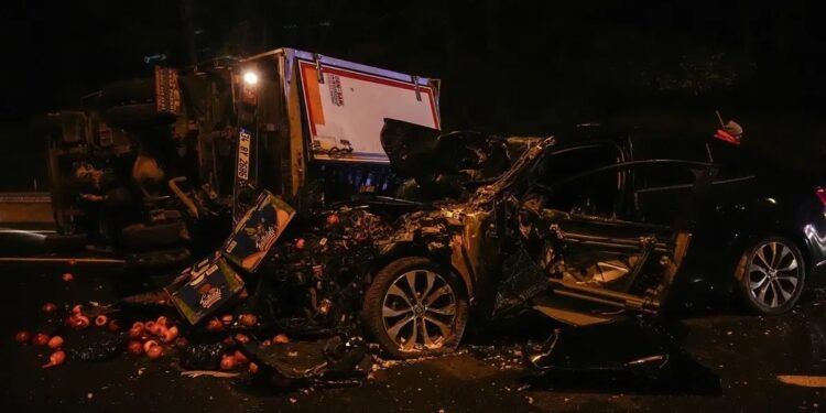 Minik avtomobili və yük maşını toqquşdu: 2 yaralı