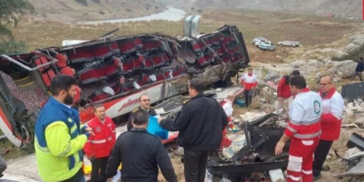 Avtobus aşdı: 2 ölü, 40 yaralı