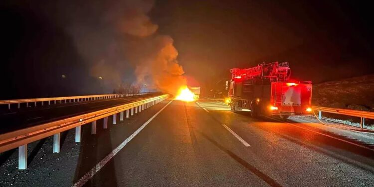 Minik avtomobili və traktor toqquşdu: Avtomobil yandı