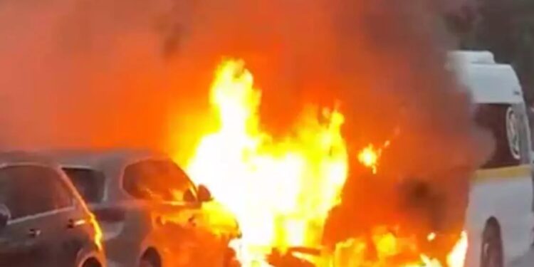 Məktəbliləri daşıyan mikroavtobus yandı