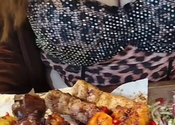 “Hərə bir sinəsi açıq qızı çıxarıb guya reklam edir” – Sosial şəbəkələrdə qeyri-etik tendensiya yayılıb