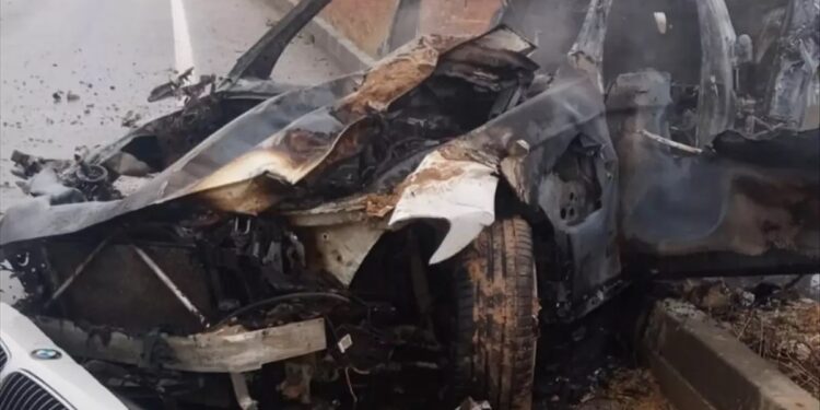 Avtomobil səkiyə çırpıldıqdan sonra yandı: Sürücü yaralandı