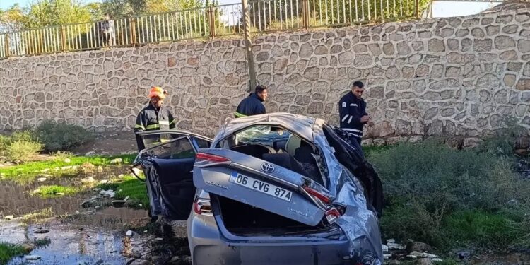 Avtomobil çaya aşdı: 3 yaralı