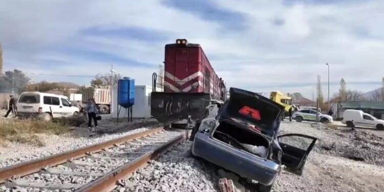 Minik avtomobili yük qatarı ilə toqquşdu